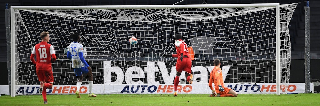 So frei kam Kölns Modeste zum Kopfball und nickte zum 1:0 gegen Hertha ein.