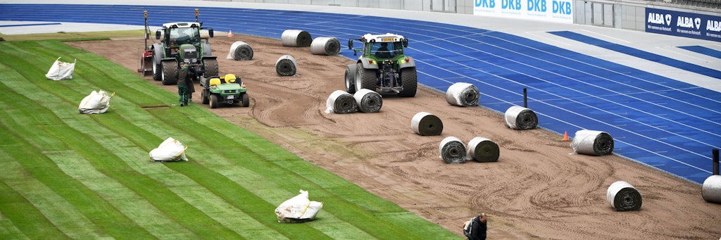 Am 25. November 2021 wurde der Rasen erst neu verlegt, jetzt ist er schon wieder ein Acker.