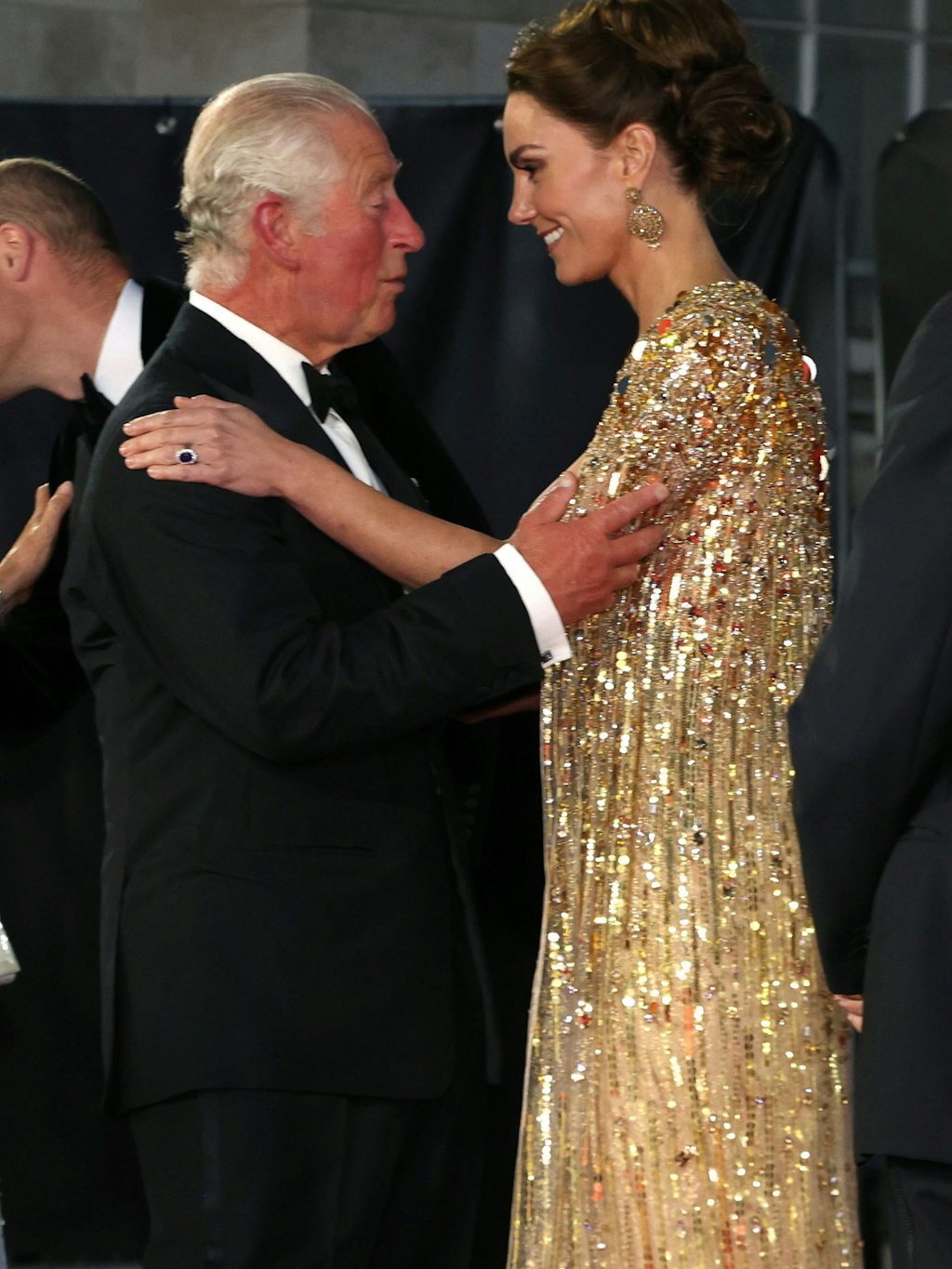 Mit Schwiegervater Prinz Charles bei der James-Bond-Premiere, zu ihm hat Kate offenbar ein herzliches Verhältnis. 