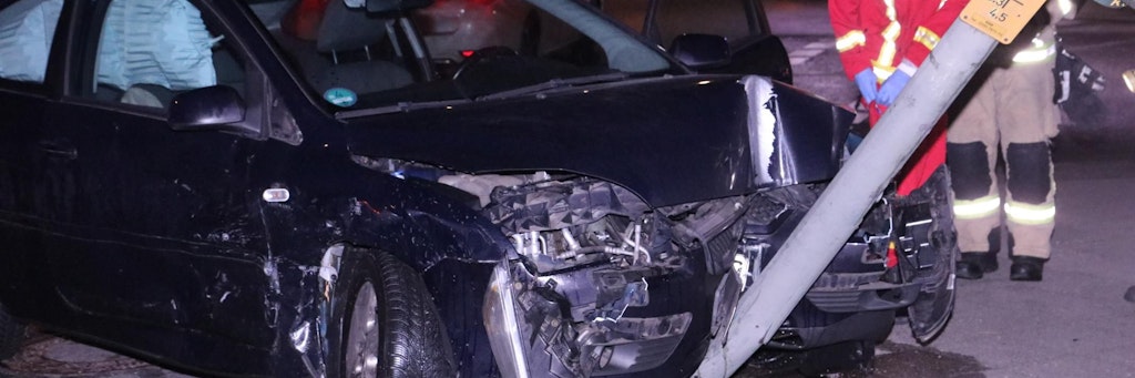 Der Audi mähte nach dem Zusammenstoß einen Ampelmast um, zwei Insassen flohen.