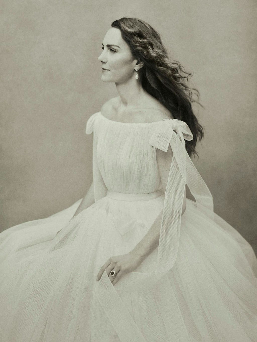 Kate in einem weißen Kleid, gut in Szene gesetzt auch ihr Verlobungsring, den einst auch Prinzessin Diana trug.
