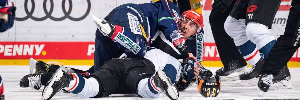 Giovanni Fiore hat hier den Gegenspieler im Griff, seine Eisbären die Nürnberg Ice Tigers aber leider nicht.