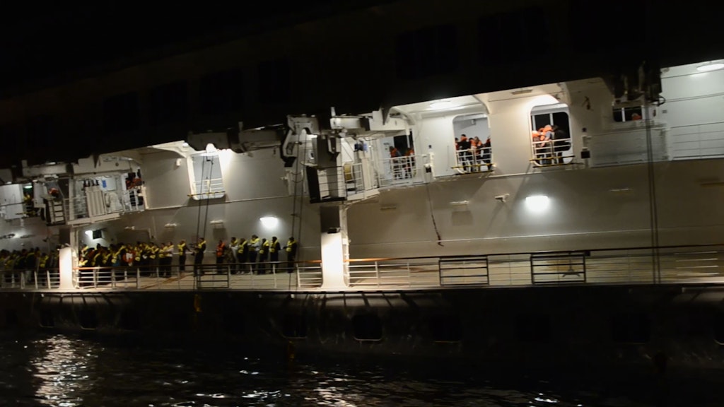 Die Passagiere der gekenterten Costa Concordia warten auf ihre Rettung.