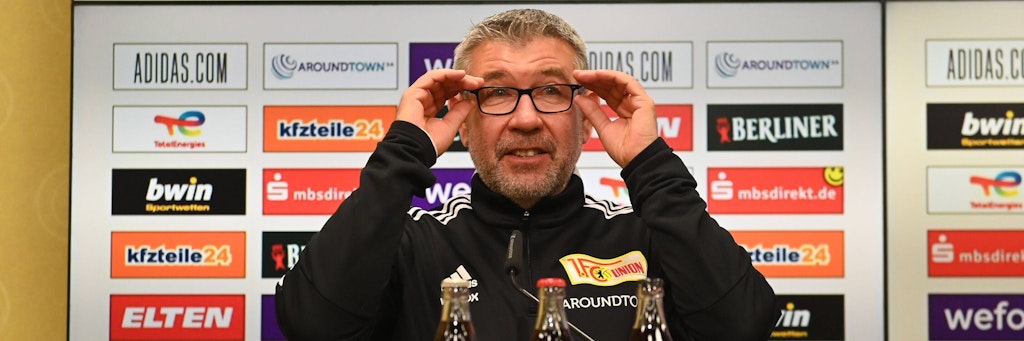 Unions-Trainer Urs Fischer behält vor dem Pokal-Derby gegen Hertha den Durchblick, schaute beim Spiel des Rivalen gegen Köln vorbei.