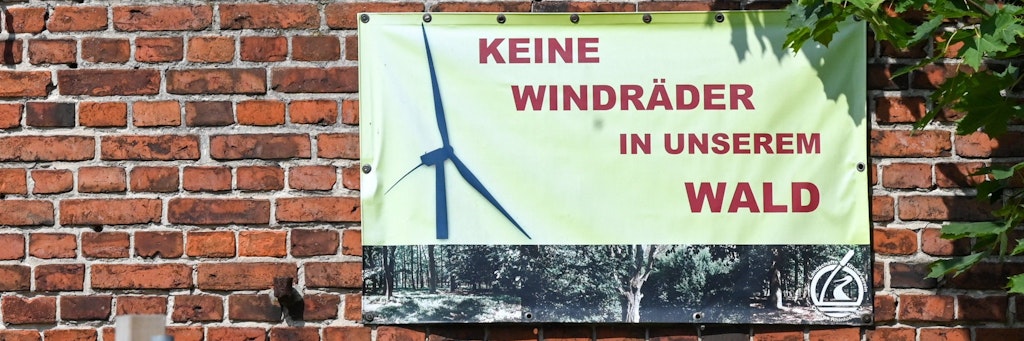 Wie hier im brandenburgischen Rüthnick regt sich Widerstand gegen immer mehr Windräder.