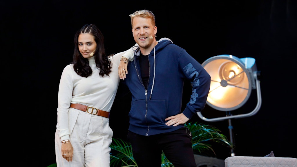 Oliver und Amira Pocher stehen gemeinsam im Rampenlicht. Nachdem er bereits bei „Let's Dance“ mitwirken durfte, ist nun sie an der Reihe.