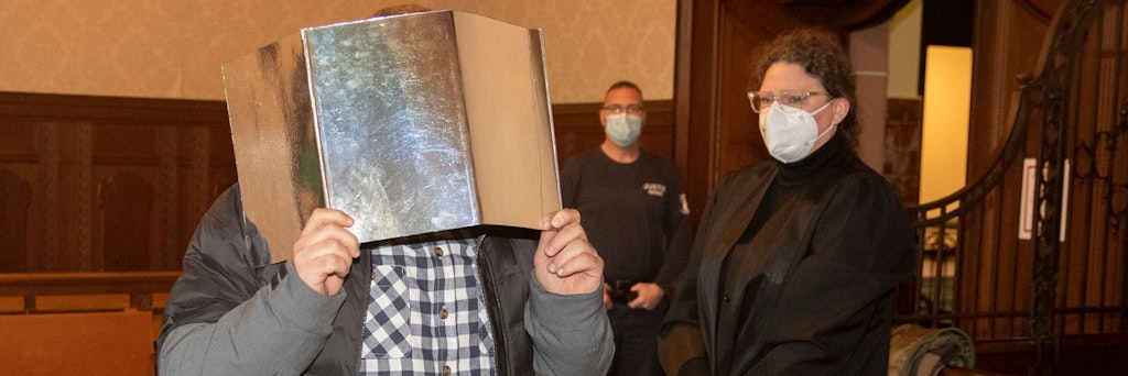Der Angeklagte am Montag vor Gericht. Ihm werden schwerer Bandendiebstahl und Steuerhehlerei vorgeworfen.