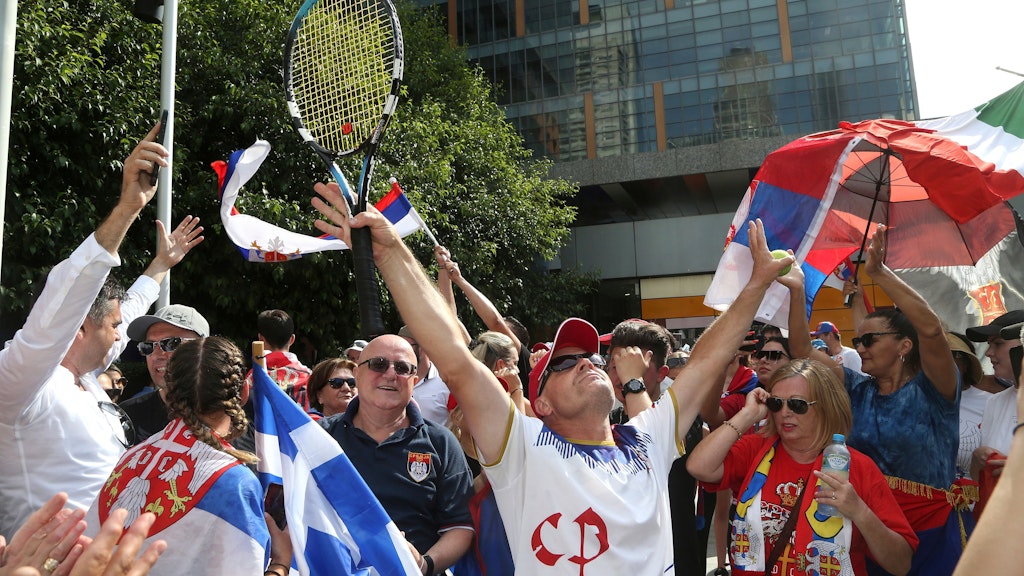 Fans des serbischen Tennisstars Novak Djokovic reagieren auf die Nachricht, dass dem Einspruch von Djokovic, vor den Australian Open in Melbourne, stattgegeben wurde. 