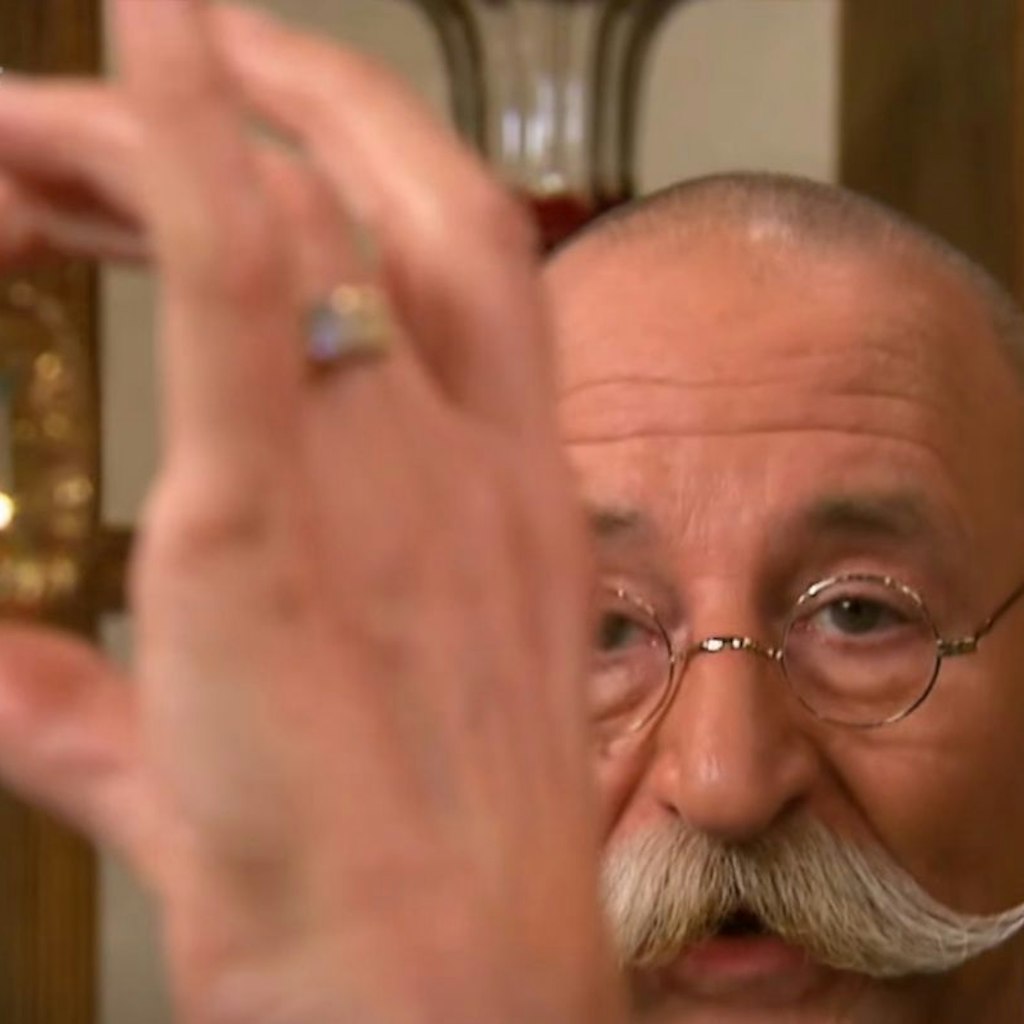 „Bares für Rares“-Moderator Horst Lichter ist begeistert von dem, was die Expertin ihm da zeigt.