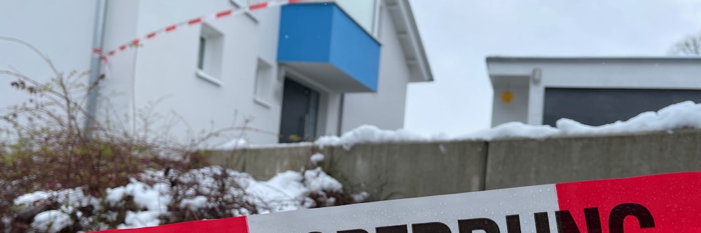 Im Keller dieses Hauses in der bayerischen Gemeinde Mistelbach wurde das Ehepaar mit Stichverletzungen aufgefunden.