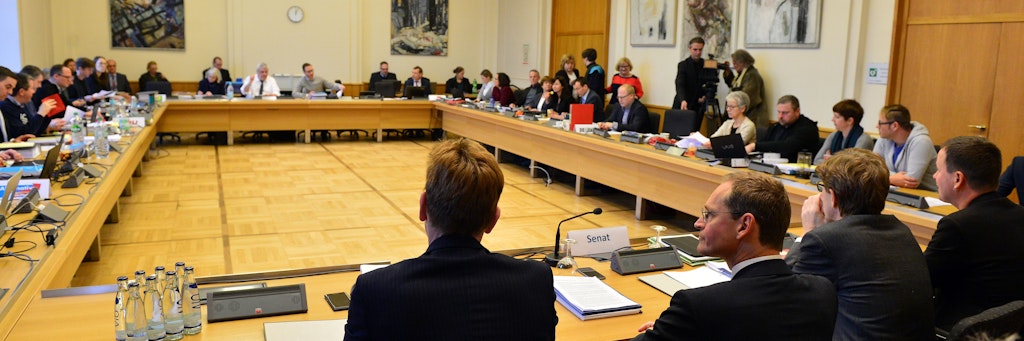 Sitzung des Bauausschusses in der vergangenen Wahlperiode: Unter anderem wird der damalige Regierende Bürgermeister Michael Müller (SPD) zum BER-Debakel befragt.