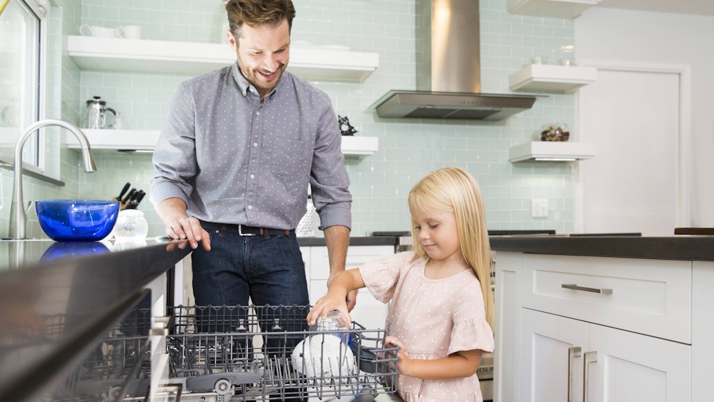 Kinderleicht: In das obere Schubfach der Spülmaschine gehören Gläser oder Schüsseln, die nicht so stark verschmutzt sind.