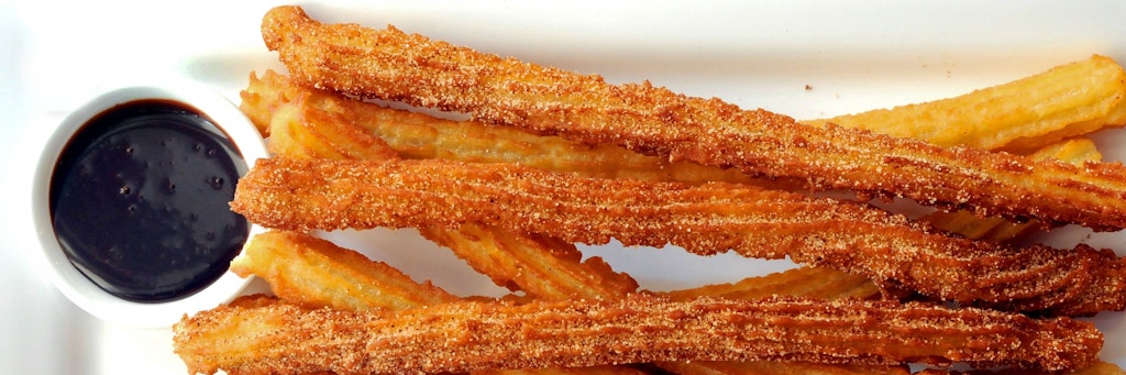 Churros sind eigentlich eine Jahrmarkt-Leckerei – aber sie gelingen mit diesem Rezept auch in der eigenen Küche.