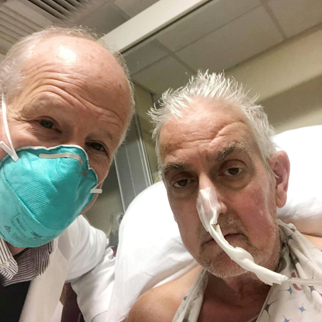 Dem 57-jährigen David Bennett (r.) geht es drei Tage nachdem er ein Schweineherz transplantiert bekommen hat gut.
