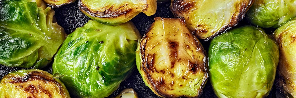 Gerösteter Rosenkohl aus dem Ofen mit Parmesan und Knoblauch schmeckt hervorragend.