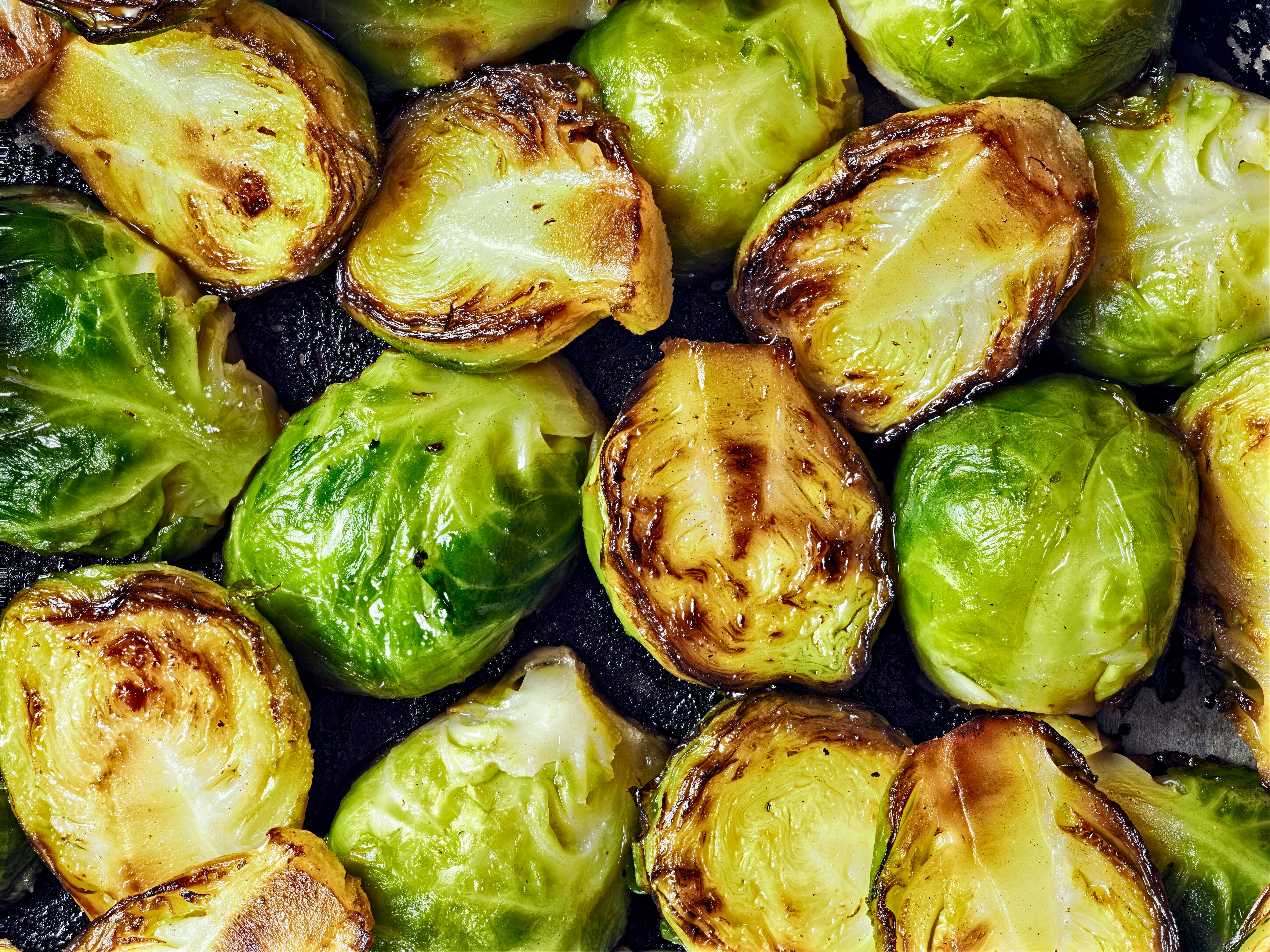 Rosenkohl mit Knoblauch und Parmesan aus dem Ofen: Das schnelle und ...