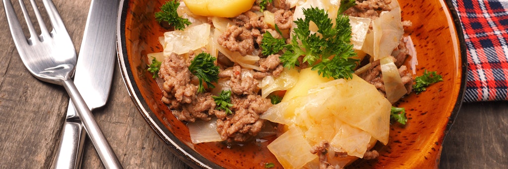 Schmorkohl ist ein leckeres Pfannengericht, das vielen schmeckt. Und es beruht auf simplen Zutaten.
