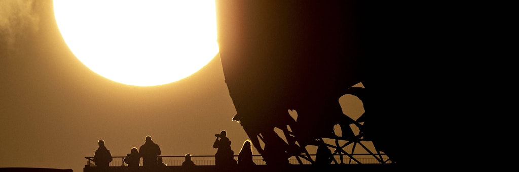Die untergehende Sonne auf einer Plattform der einstigen Abhörstation auf dem Berliner Teufelsberg