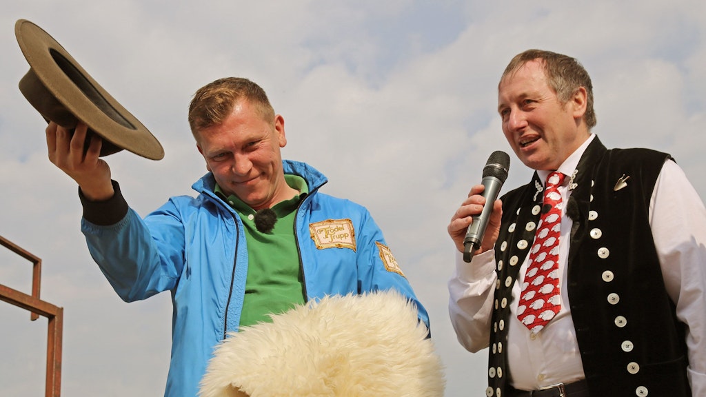 „Bauer sucht Frau“-Star Schäfer Heinrich verkauft mit Trödelprofi Otto Schulte seine Habseligkeiten.