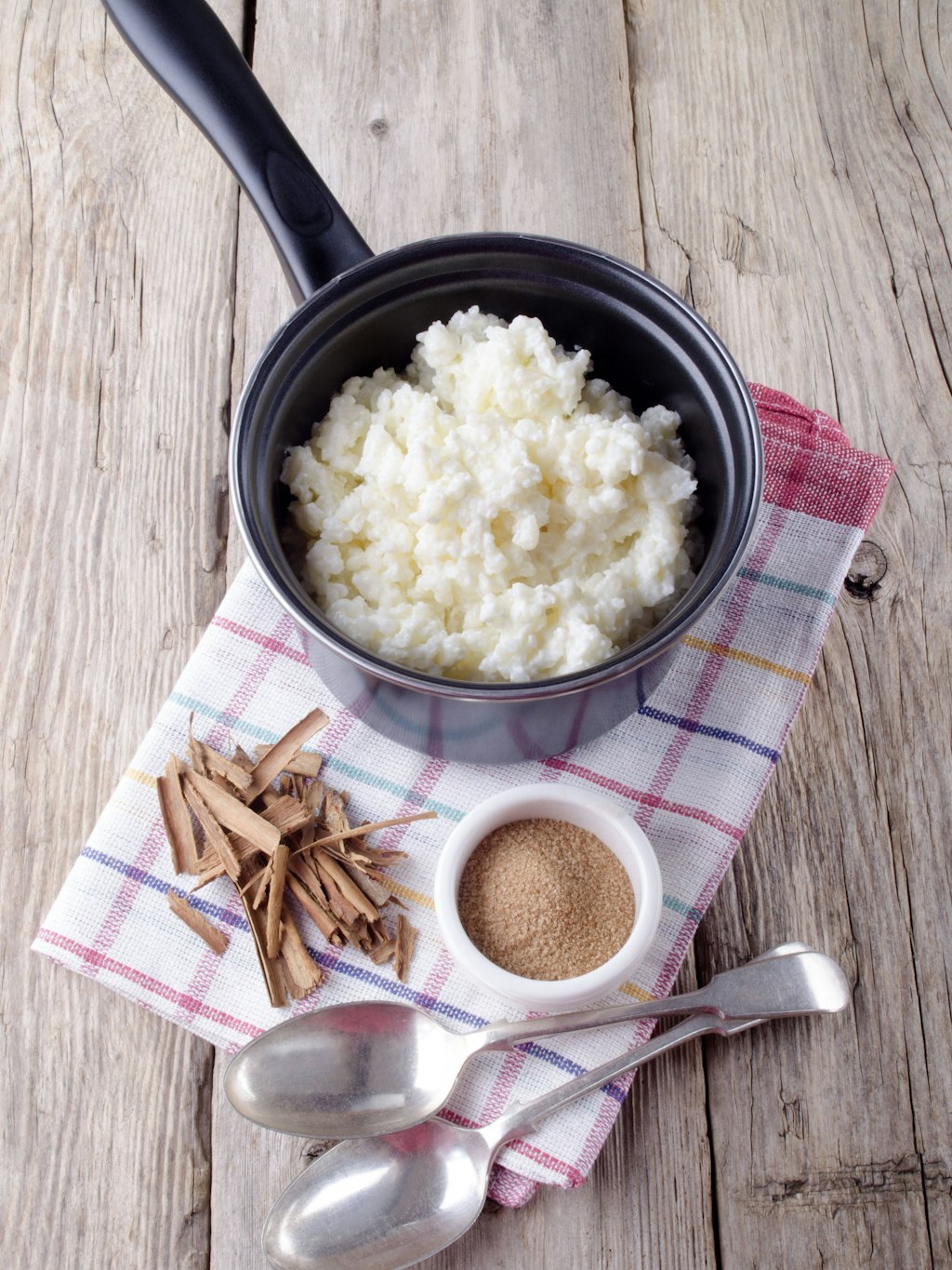 Traditionell wird der Milchreis mit Zucker und Zimt serviert - aber wie in diesem Rezept gibt es auch viele Abwandlungen.