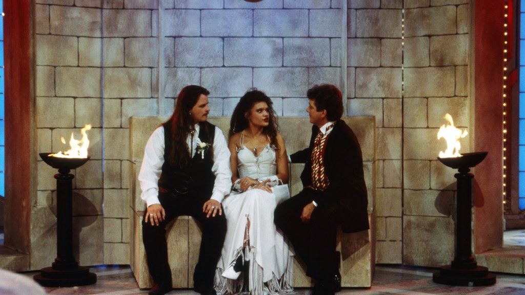 Moderator Michael Schanze beim Quiz mit einem Brautpaar in der Sendung „Flitterabend“ in Duisburg 1995.