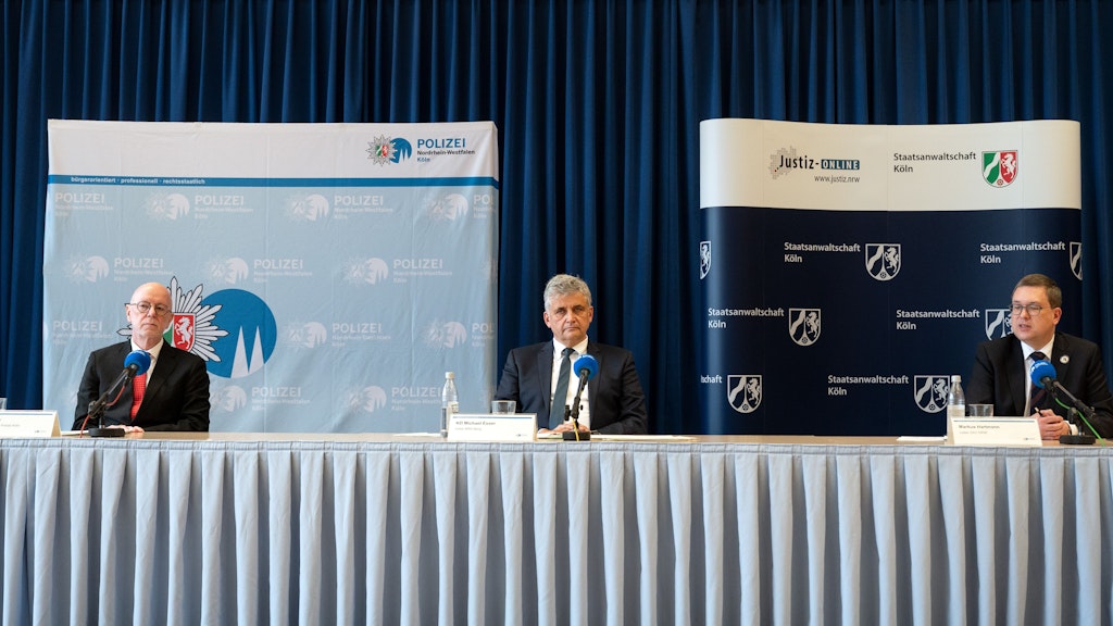 Uwe Jacob, Polizeipräsident von Köln (v. l.), Michael Esser, Leiter der „BAO Berg“, und Markus Hartmann, Oberstaatsanwalt und Leiter der Zentral- und Ansprechstelle Cybercrime Nordrhein-Westfalen, ziehen im Missbrauchskomplex in Bergisch Gladbach Bilanz.