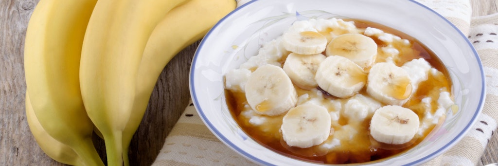Milchreis mit karamellisierten Bananen ist einfach köstlich - das Rezept verwandelt die Süßspeise in ein leckeres Dessert für Erwachsene.