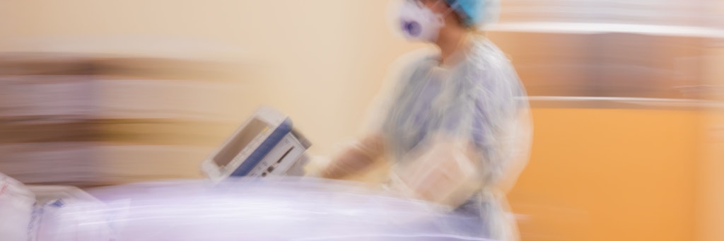Eine Assistenzärztin schiebt auf der Intensivstation des Gemeinschaftskrankenhauses Havelhöhe das Krankenbett eines Covid-19-Patienten.