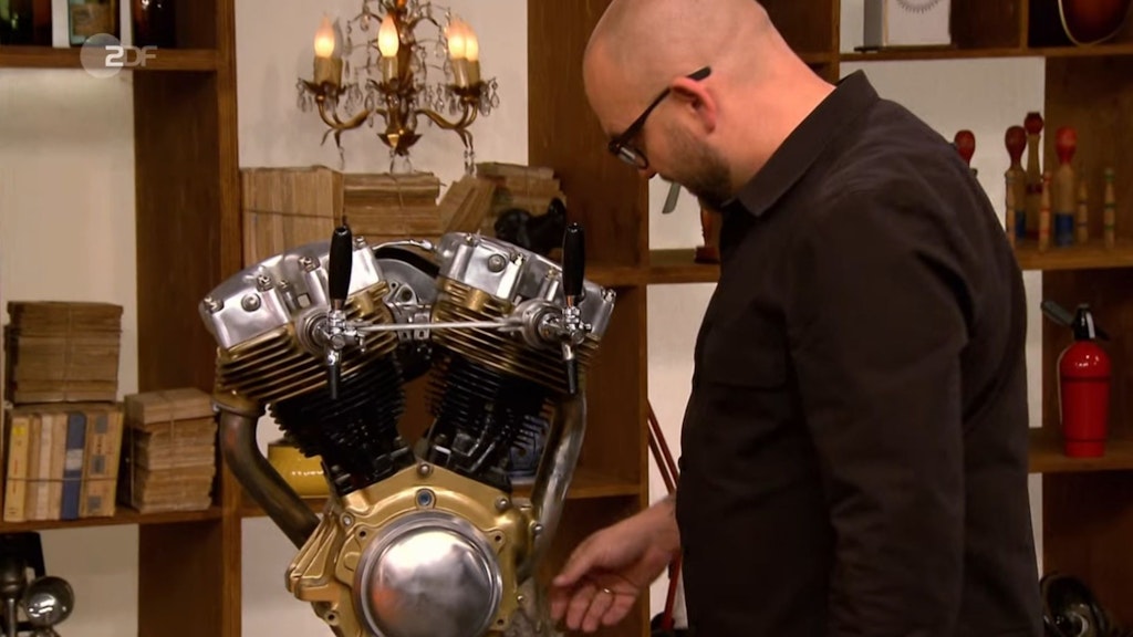 „Bares für Rares“-Experte Seven Deutschmanek nimmt den Harley-Davidson-Motor genau unter die Lupe.