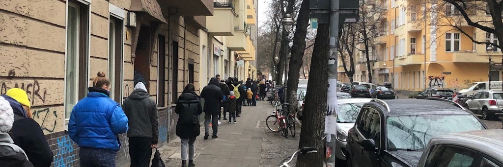 Eine mehrere hundert Meter lange Warteschlange bildet sich täglich in der Neuköllner Leinestraße. 