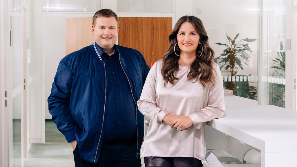 Die Macher der Apotheken Umschau: Dr. Dennis Ballwieser und Julia Rotherbl.