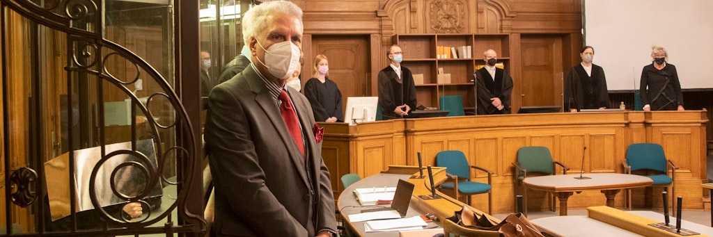 Der Frauen-Quäler (links) sitzt am Donnerstag vor Gericht. Vor ihm steht ein Dolmetscher.