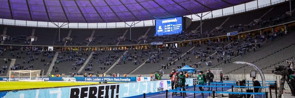 Die Corona-Krise im Bild: Bei Herthas vergangenem Heimspiel gegen Köln durften nur rund 2000 Fans ins Olympiastadion. In normalen Zeiten wäre es wohl über 50.000 gewesen.