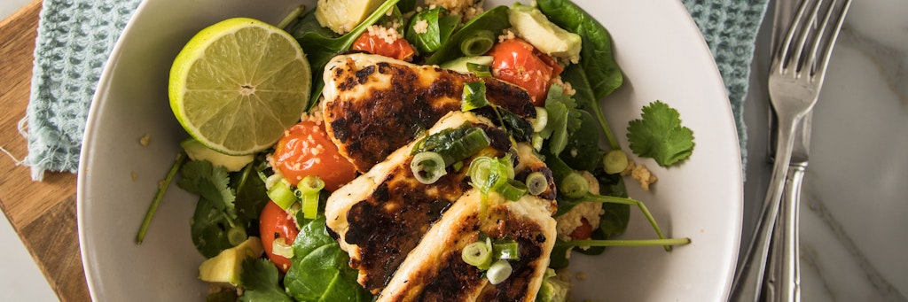 Gebratener Halloumi lässt sich wunderbar zu Salat essen. 