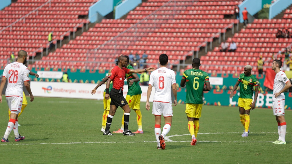 Schiedsrichter Janny Sikazwe pfiff im Spiel zwischen Tunesien und Mali gleich zwei Elfmeter und verteilte einen Platzverweis.