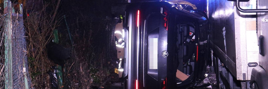 Der Unfallwagen war zwischen Gartenzaun und Lkw eingeklemmt.