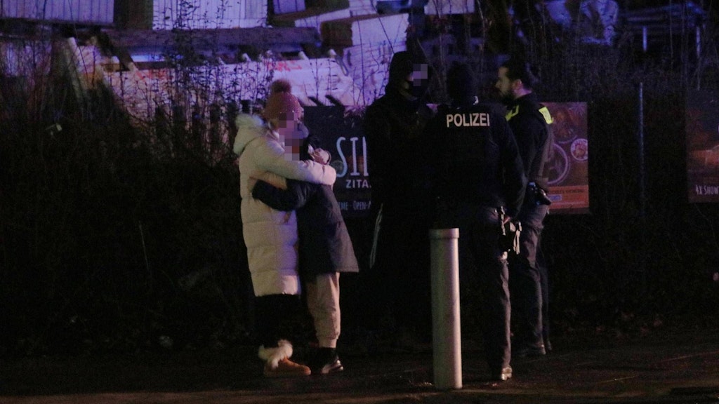 Die Mutter des Jungen kam direkt zum Unfallort und schloss den Zehnjährigen in ihre Arme.