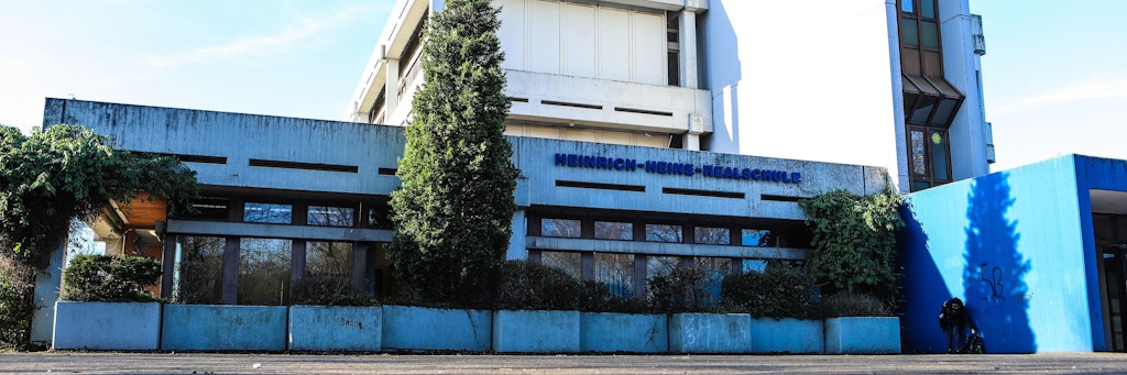 Die Heinrich-Heine-Realschule in Hagen. Im Fall einer Schülerin, die aus Angst vor einer Corona-Infektion seit Wochenbeginn trotz Kälte auf Unterricht auf dem Schulhof besteht, zeichnet sich ein Kompromiss ab.