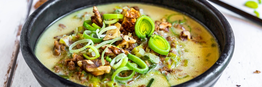 Mit gerösteten Walnüssen kann man Käse-Lauch-Suppe prima verfeinern. Hier kommt das Rezept für den Eintopf-Klassiker mit Porree.