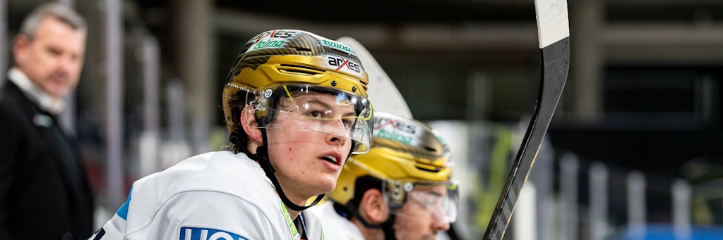 Deutschlands Nationalspieler Lukas Reichel bekommt große Augen, steht wohl kurz vor seinem NHL-Debüt für die Chicago Blackhawks.