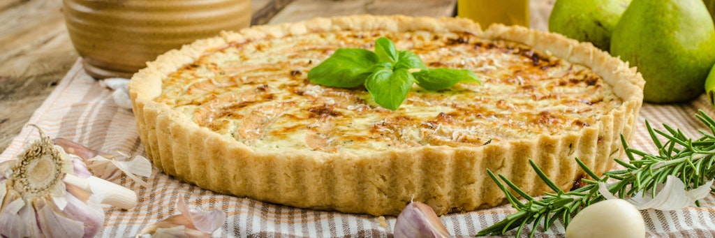 Quiche mit Lauch ist ein echter Klassiker – und perfekt für das Abendbrot. Das Rezept kann beliebig abgewandelt werden.