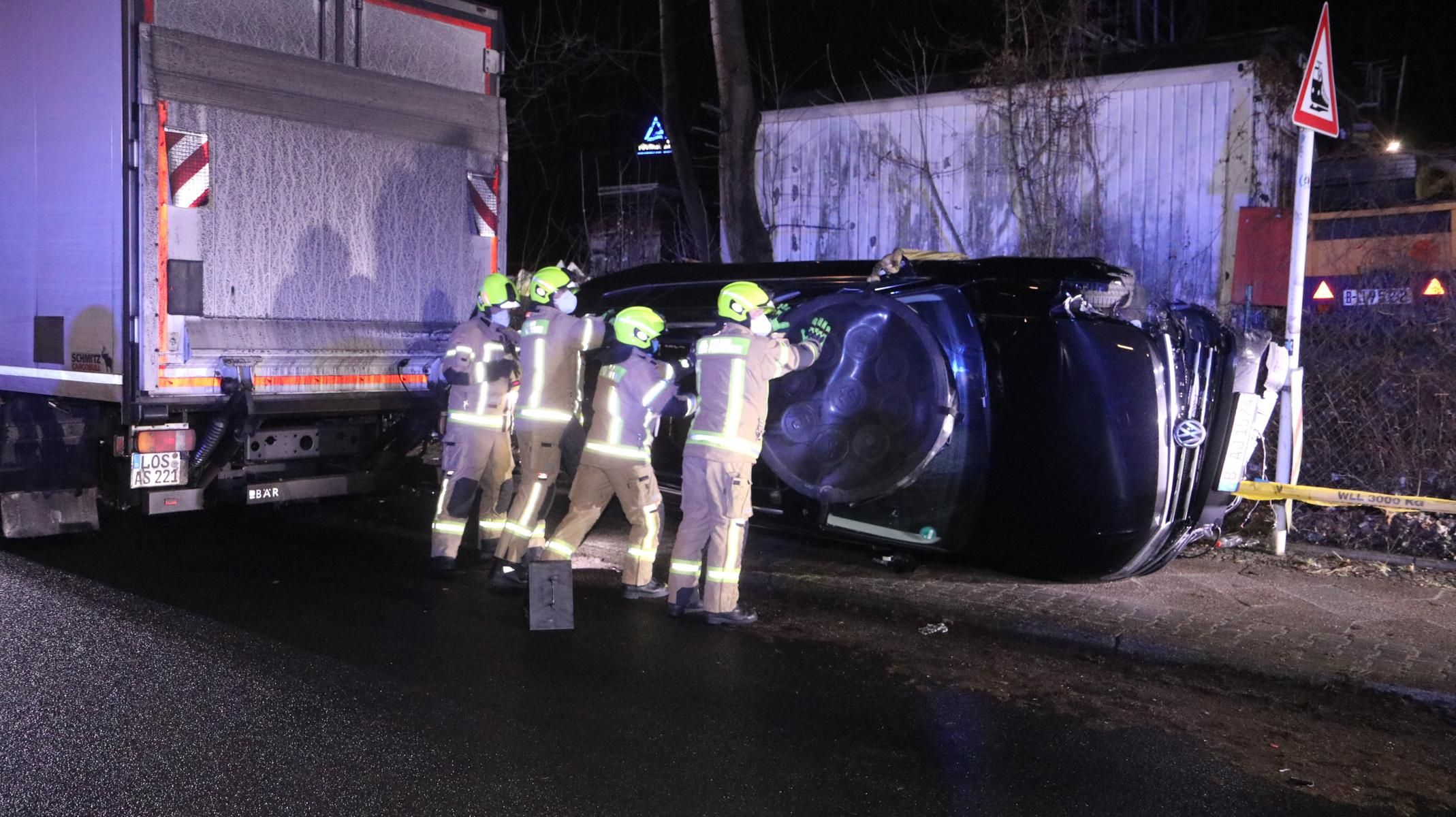 Irrer Unfall In Spandau: SUV Fliegt Durch Die Luft Und Landet Neben Lkw ...