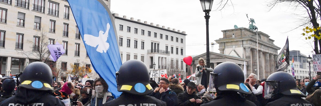 Tausende Demonstranten protestieren am 18. November 2020 gegen am Brandenburger Tor gegen die Corona-Politik der Regierung. Ein Berliner Teilnehmer kommt nun vor Gericht, weil er Polizisten angegriffen haben soll.