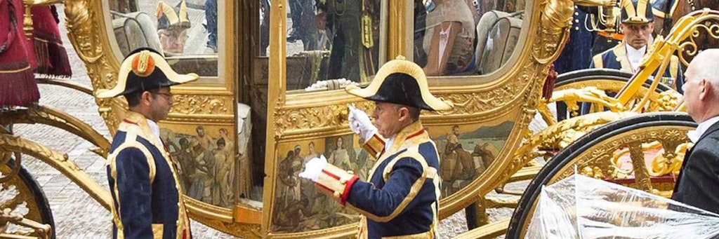 Der niederländische König Willem-Alexander und Königin Maxima kommen am 15. September 2015 in der Goldenen Kutsche zum "Prinsjesdag" (Prinzentag) zur traditionellen Parlamentseröffenung an. Die wegen Rassismusvorwürfen umstrittene «Goldene Kutsche» des niederländischen Königshauses wird bis auf Weiteres nicht genutzt. 