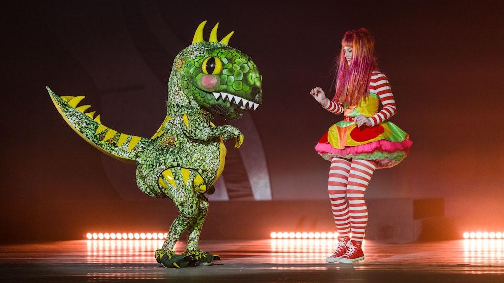 Wie bei den großen Palast-Tänzern: Mit prachtvollen Kostümen treten auch die Akteure des jungen Ensembles auf.