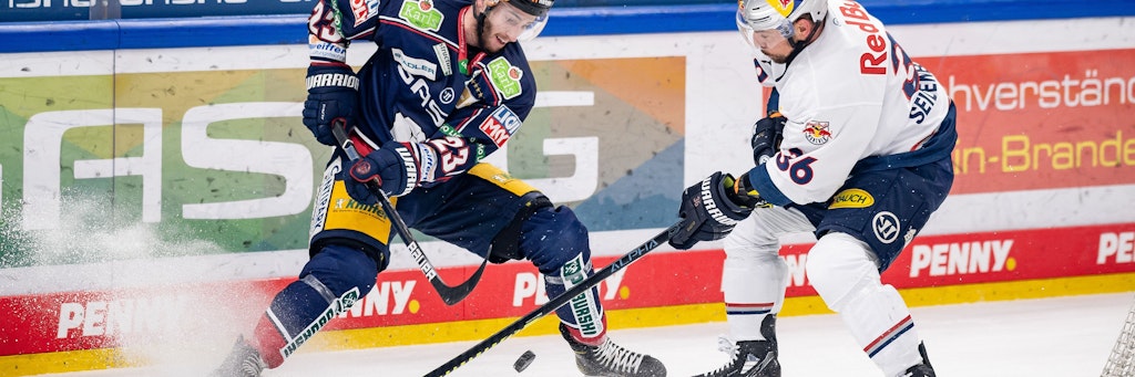So wie hier Blaine Byron (l.) und Yannic Seidenberg schenken sich Eisbären und RB München nichts.