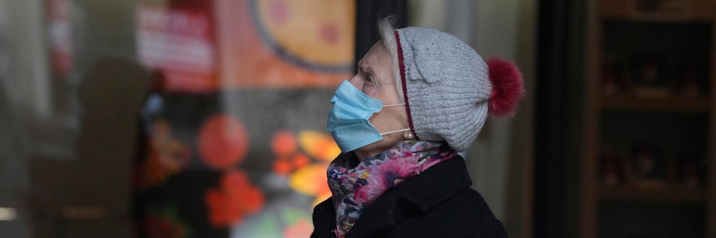 Warschau: Eine Frau mit Mund-Nasen-Schutz geht auf einer Straße. Polen sieht sich mit einem sprunghaften Anstieg der Corona-Infektionen und Todesfälle konfrontiert. Die Regierung plant vorerst keine neuen Einschränkungen. 