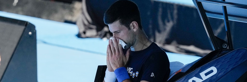 Novak Djokovic schnäuzt sich beim Training in Melbourne die Nase.
