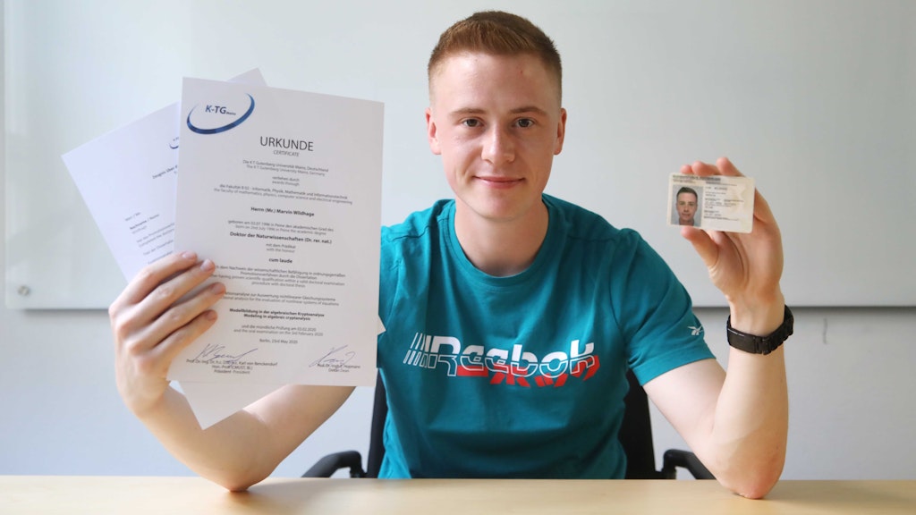 Youtuber Marvin Wildhage hat laut Ausweis einen Doktortitel. Das Bürgeramt hat die Richtigkeit seiner Angaben bei der Neu-Ausstellung des Dokuments nicht geprüft.