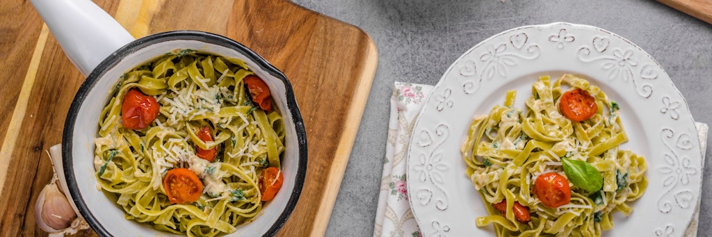 In der Pfanne gehen Nudeln mit Tomaten und Spinat richtig schnell.